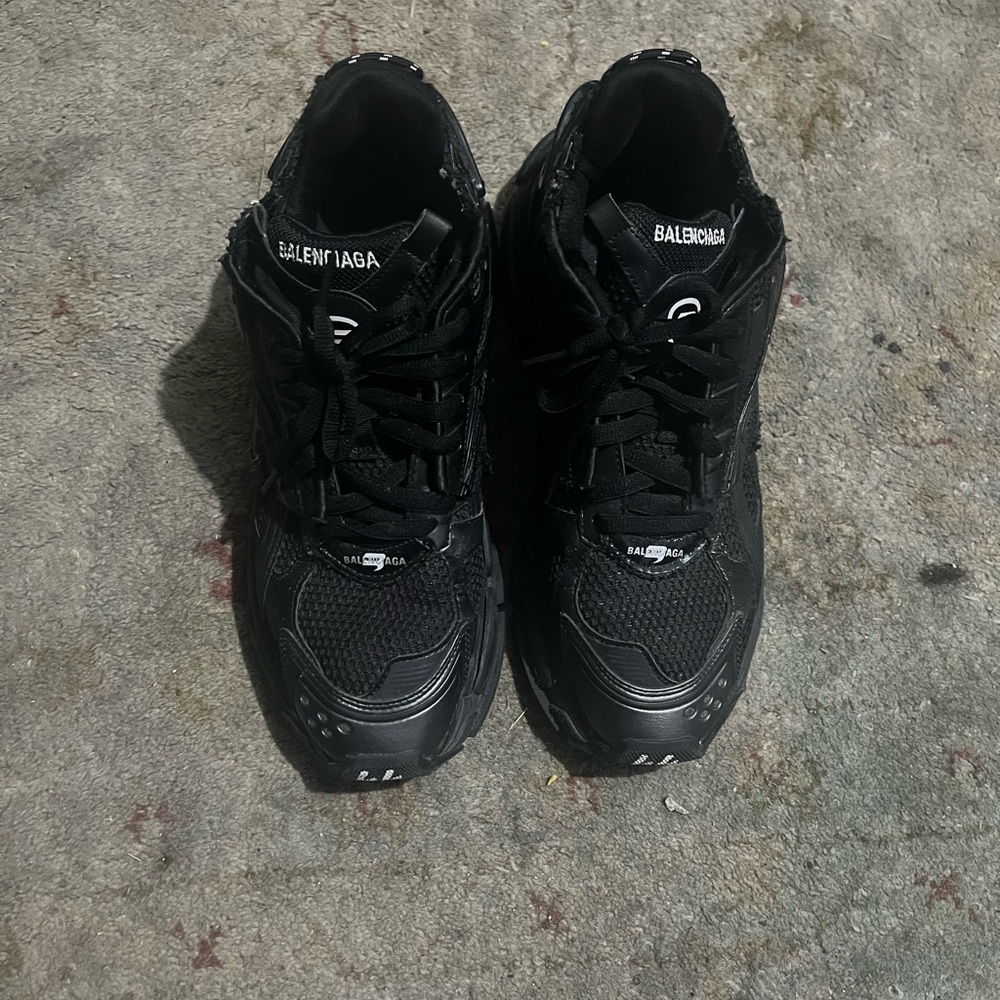 All black balenciaga runners
8/10 condition
dm for more questions 
new to this